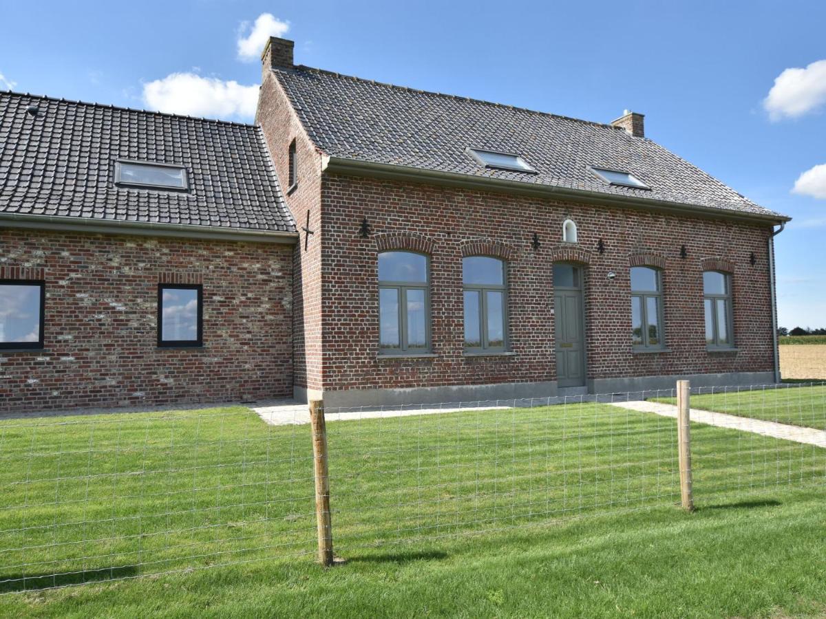 Spacious Holiday Home With Pond In Poperinge Roesbrugge-Haringe Екстериор снимка